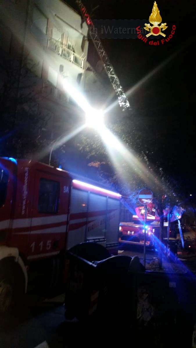 Roma, una donna di 64 anni tenta di incendiare l’appartamento e poi si getta dal 6° piano