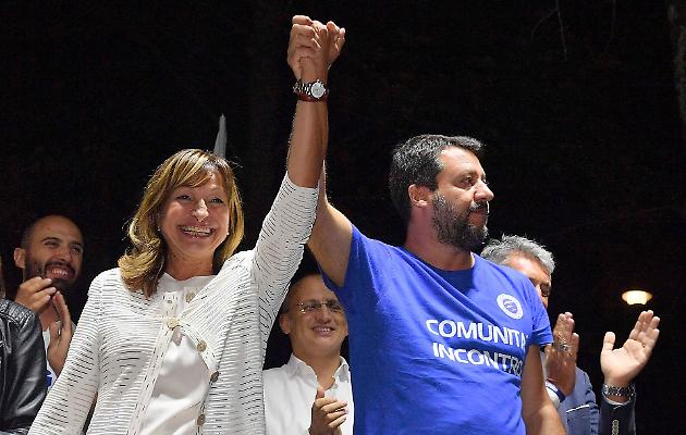 Elezioni in Umbria/I vincitori: il bagno di folla per un raggiante Matteo Salvini