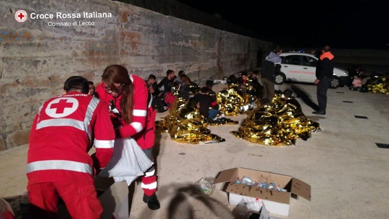 Santa Maria di Leuca (Lecce), sbarcati 81 migranti migranti in due barconi