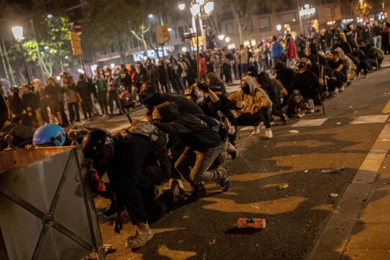 La “battaglia” di Barcellona: 89 feriti e 54 persone arrestate tra i separatisti