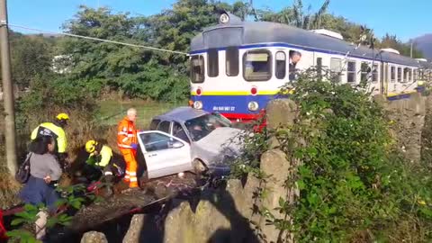 Ivrea (Torino), automobile travolta da un treno: ferita una persona