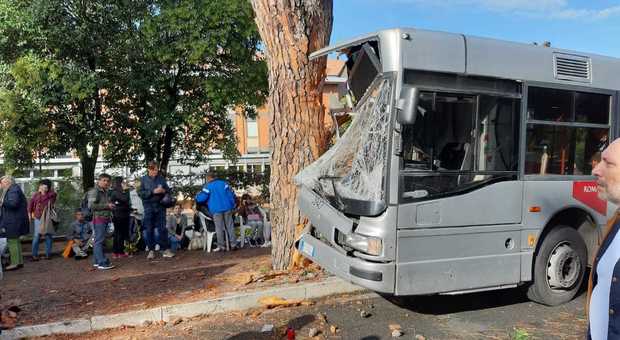 Roma, autobus contro un albero: indagato l’autista per il reato di lesioni