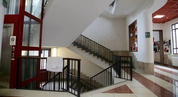 Milano, il bambino caduto dalla tromba delle scale potrebbe aver usato una sedia per scavalcare la ringhiera