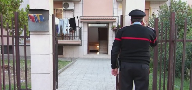 Mozzate (Como), sequestra e picchia la moglie. Poi tenta il suicidio. Fermato il marito 57enne