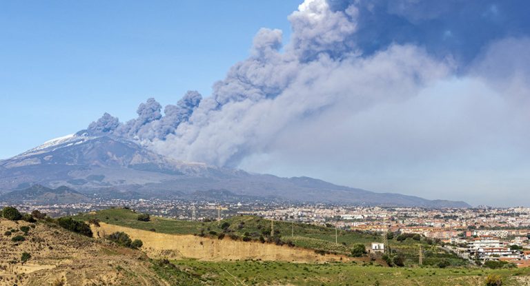 Etna, nuova fase eruttiva del vulcano: chiusi due settori dell’aeroporto di Catania