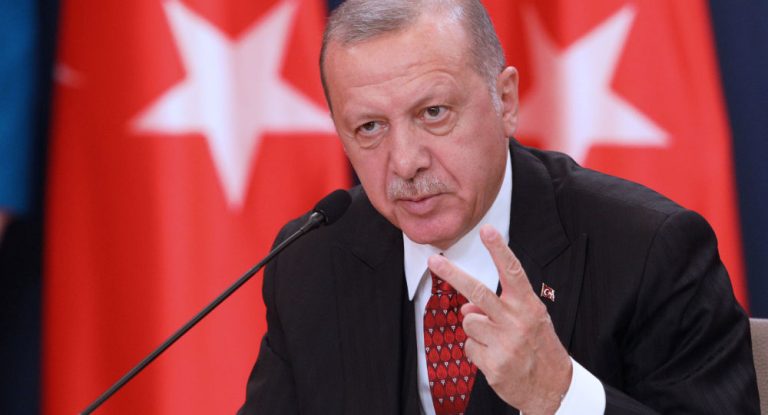 Invasione turca in Siria, Erdogan non teme le sanzioni Usa. Il premier andrà a Mosca. Oggi arriva il vice presidente americano Pence