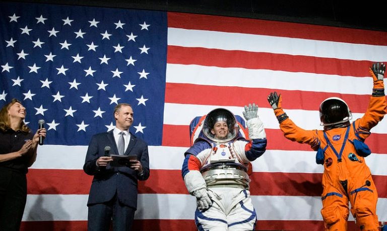 Usa, presentate le nuove tute spaziali per le prossime missioni sulla Luna