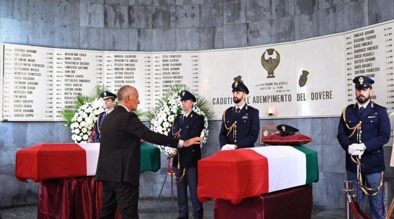 Trieste, l’ultimo commosso saluto della città ai due poliziotti uccisi davanti la questura lo scorso 4 ottobre