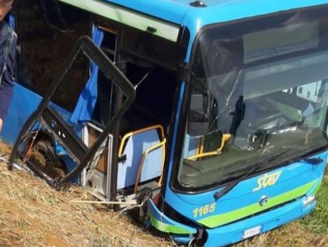 Besate (Milano), bus con trenta bambini finisce fuori strada: sette feriti lievi