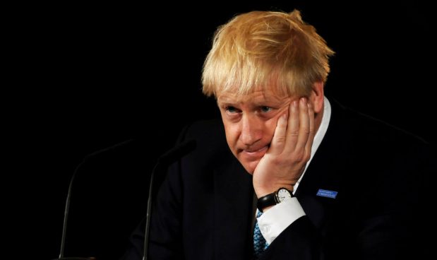 Brexit, approvato l’emendamento che fa slittare l’accordo: Boris Johnson non cede: “Nessun rinvio con l’Unione europea”