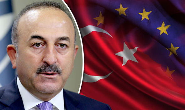 Guerra in Siria, il ministro degli Esteri turco critica l’Italia: “Dovrebbe stare dalla nostra parte”