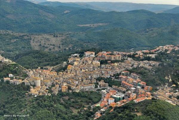 Il sindaco di Allumiere attaccato dalla minoranza: “Deve dimettersi dall’ufficio regionale dove lavora”