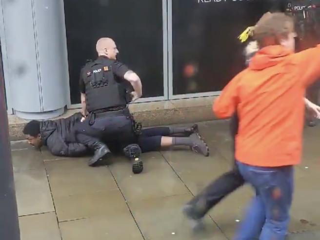 Manchester: ferite a colpi di coltello cinque persone in un centro commerciale. Indaga l’antiterrorismo: arrestato l’aggressore