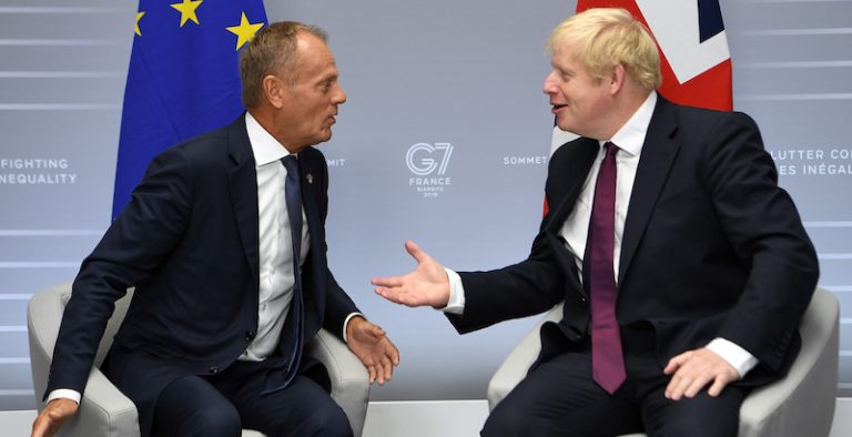 Brexit, Boris Johnson ‘mostra i muscoli’. Gli risponde duro Tusk: “Stupido scariballe”