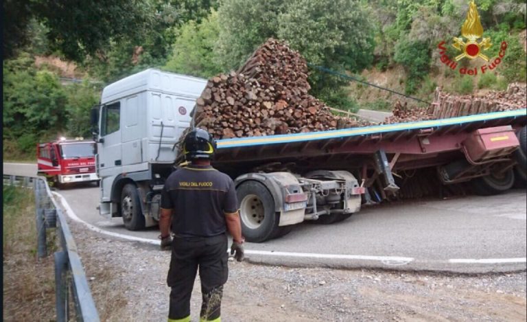 Sondalo (Sondrio), camion perde il carico di legname: morte due persone