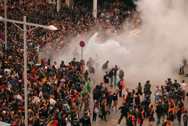 Spagna, violenze dei separatisti nella notte a Barcellona: arrestate 51 persone, 125 feriti