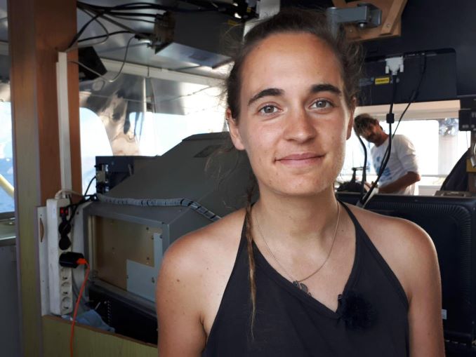 Migranti, Carola Rackete critica la Ue: “Dove erano le istituzioni quando nessuno voleva le 53 persone della Sea Watch”