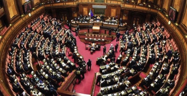 La Camera approva il taglio dei parlamentari: 553 a favore, 14 i contrari