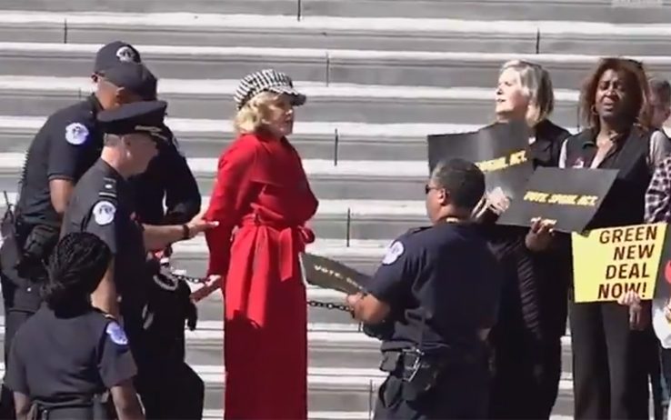 Usa, arrestata a Washington la star Jane Fonda durante una manifestazione in difesa del clima