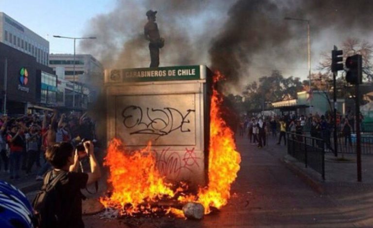 Cile, per i violenti disordini nel Paese il presidente Pinera chiede scusa