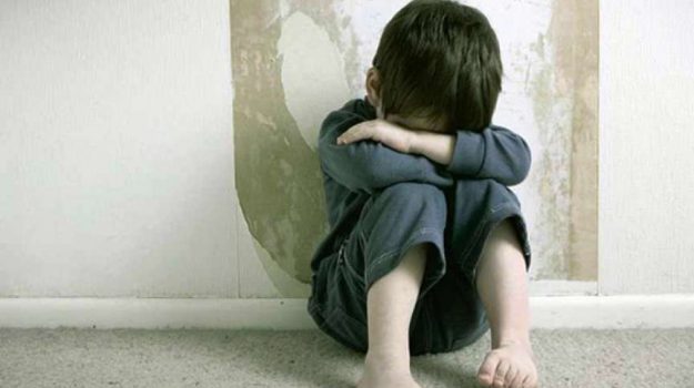 Sondrio, 24enne picchia il figlio di 7 anni della compagna: arrestato dalla polizia