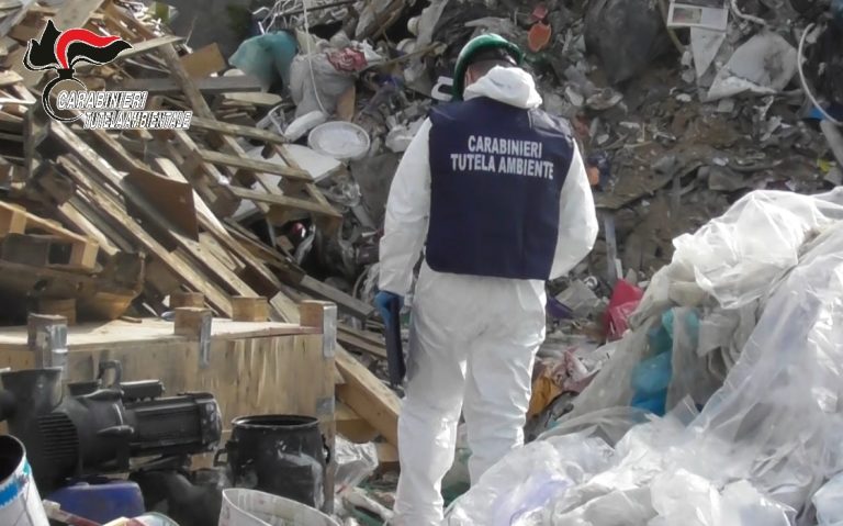Origgio (Varese), i carabinieri scoprono discarica di rifiuti speciali: denunciate due persone