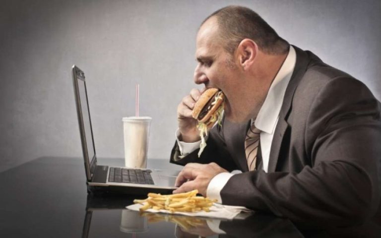 Salute, nel 2040 con gli stili di vita sbagliati gli impiegati saranno obesi e con la schiena curva