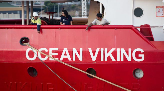 Migranti, la nave Ocean Viking con 104 persone a bordo chiede di poter attraccare in un porto sicuro
