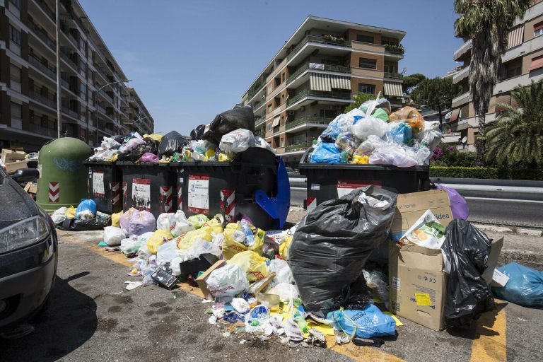 Rifiuti a Roma, l’Ordine dei medici precisa: “Allarme, non emergenza”