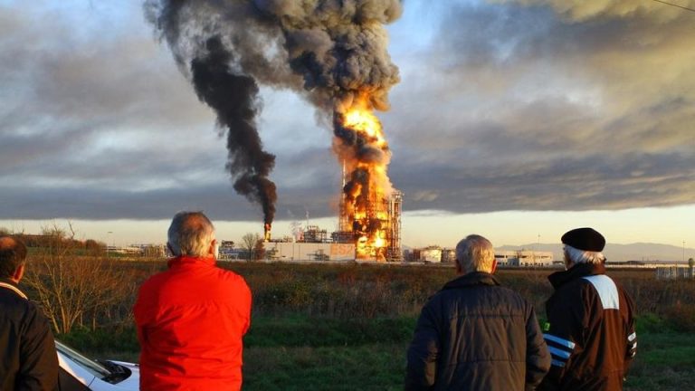 Pavia, incendio di una raffineria dell’Eni nel 2016: indagati tre manager della multinazionale