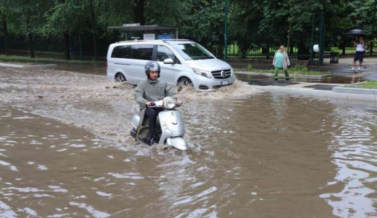 Nubifragio a Milano: allagamenti e disagi nella città. Il fiume Seveso è vicino all’esondazione