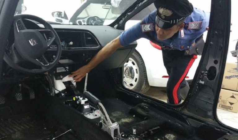 Grumo Nevano (Napoli), scoperto un vasto giro di riciclaggio di auto rubate: 17 persone in carcere