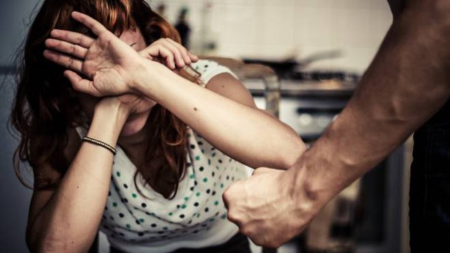 Reggio Emilia, segregata in casa e picchiata dal marito: arrestato il coniuge