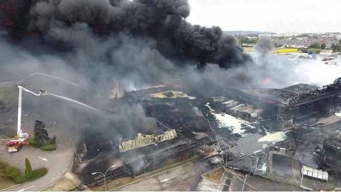 Francia, incendio in uno stabilimento industriale alla periferia di Lione