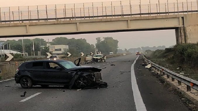 Puglia, ubriaco imbocca contromano la statale 613 Lecce-Brindisi: incidente stradale, un morto e due feriti