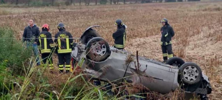 Strambino (Torino), perde il controllo dell’auto sull’asfalto bagnato: muore 81enne, ferita la moglie