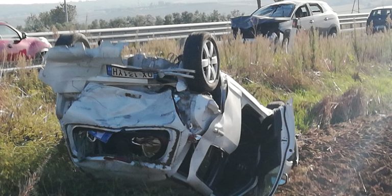 Incidente sull’Aurelia: auto si cappotta in un campo agricolo