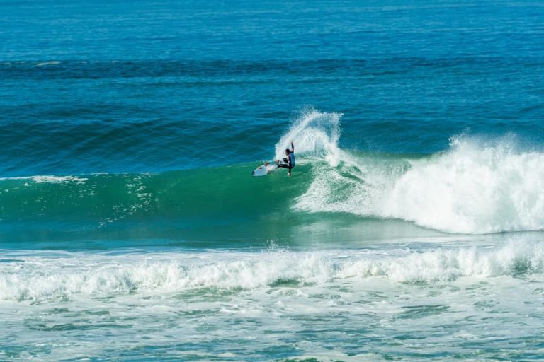 Leo Fioravanti ancora sorprendente. Chiude al terzo posto la nona tappa della Coppa del Mondo WSL ad Hossegor