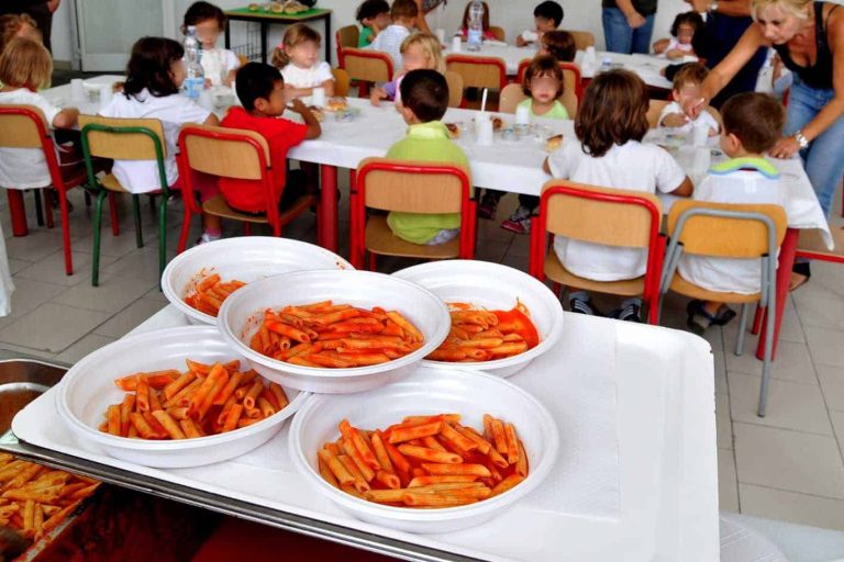 Ladispoli, pasta blu alla mensa della scuola