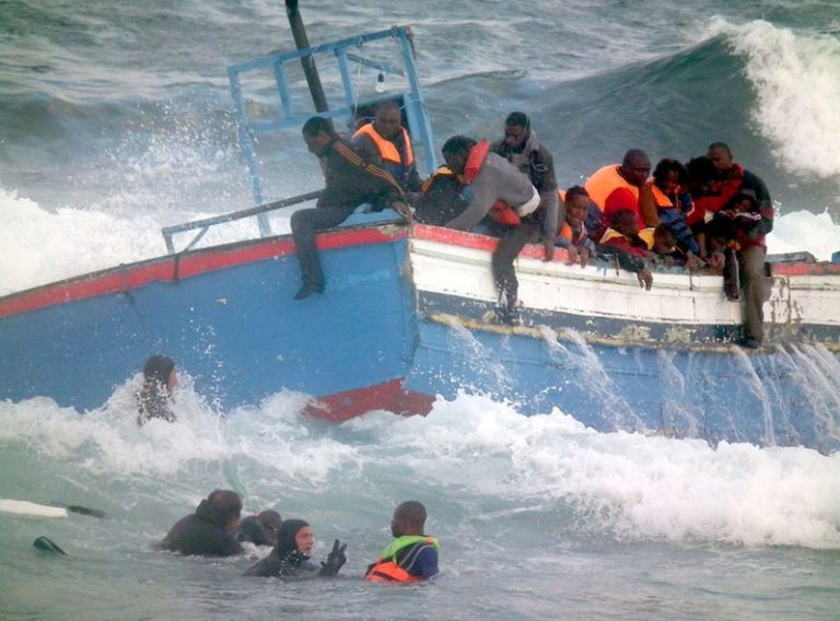 Migranti, tragedia davanti Lampedusa: morte affogate 13 donne. Dispersi 8 bambini