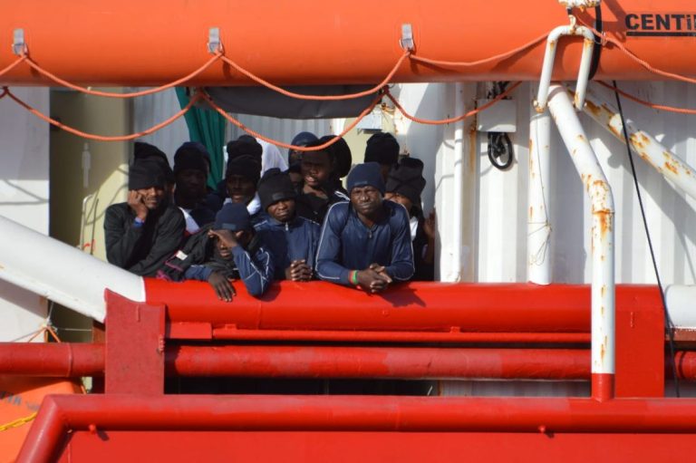 Pozzallo (Ragusa), il Viminale ha autorizzato lo sbarco dei 104 migranti a bordo della “Ocean Viking”