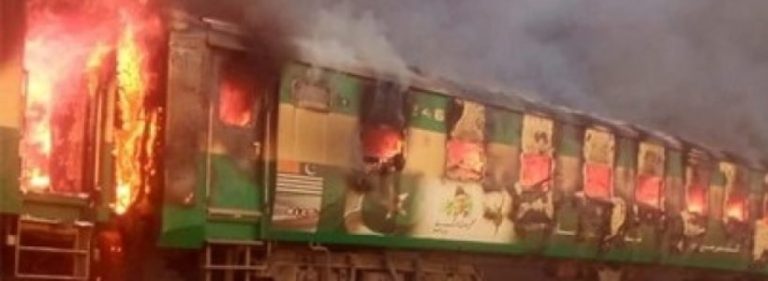Pakistan, bombola del gas provoca un incendio su un treno: 73 morti e 42 di feriti
