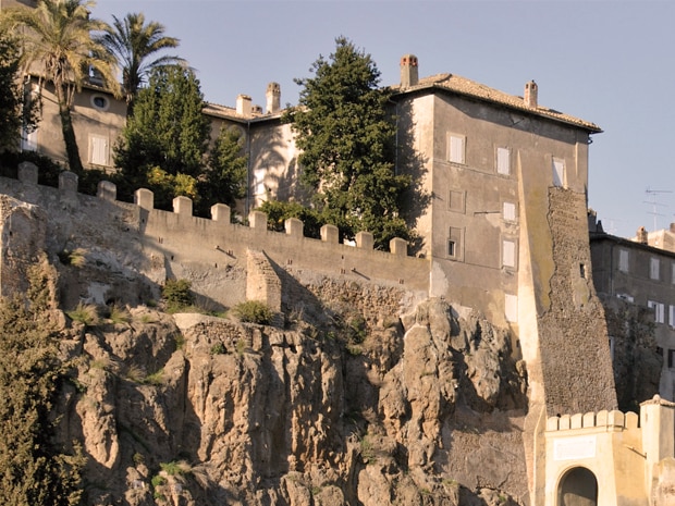 Nella storica cornice del Borgo di Ceri, la prestigiosa rassegna “Musica al Castello” si chiude con un Trio d’eccezione: “Le Capinere”