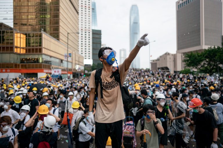 Hong Kong, seduta parlamentare interrotta per le proteste contro la governatrice Lam