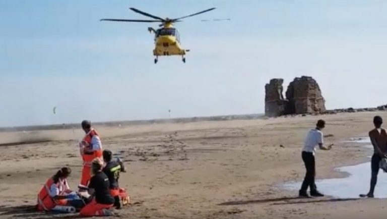 Kitesurfer ferito da un elicottero, ci sono cinque testimoni