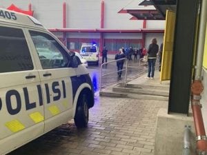 Kuopo (Finlandia), un uomo ha aggredito con la spada un gruppo di studenti: un morto e dieci feriti. Il folle è stato arrestato