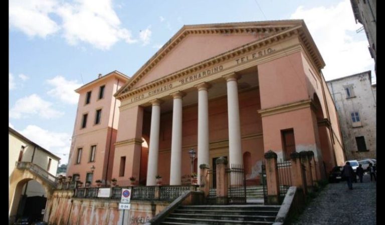 Cosenza, primo consiglio di classe di un liceo con Skype