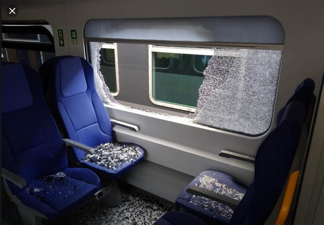 Sassate al treno, saltano i vetri del vagone