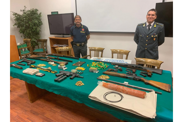 Reggio Calabria, operazione antidroga: rinvenute armi e panetto di cocaina con simboli massonici