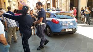 Foligno, si è consegnato alla polizia l’uomo che stamane si era barricato in una scuola